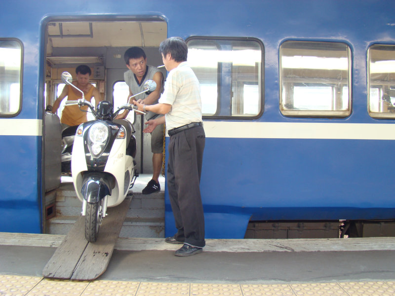 台灣鐵路旅遊攝影彰化火車站月台旅客2007年攝影照片75