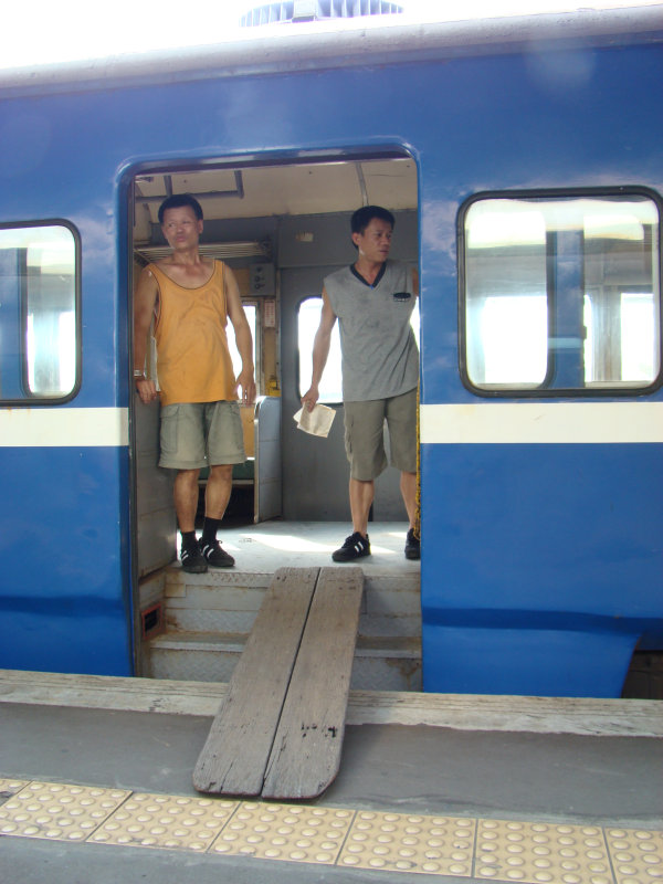 台灣鐵路旅遊攝影彰化火車站月台旅客2007年攝影照片78