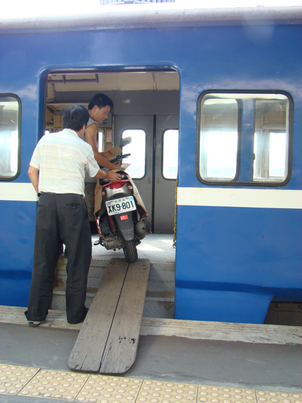 台灣鐵路旅遊攝影彰化火車站月台旅客2007年攝影照片79