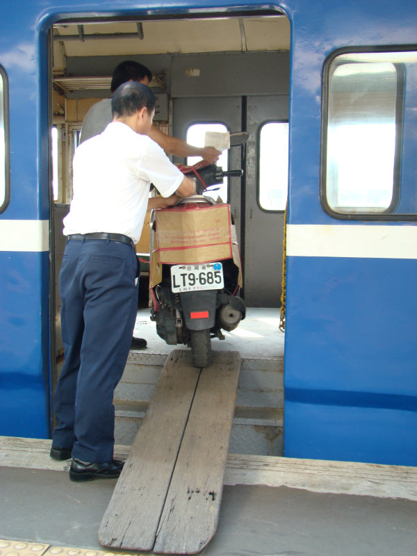 台灣鐵路旅遊攝影彰化火車站月台旅客2007年攝影照片82