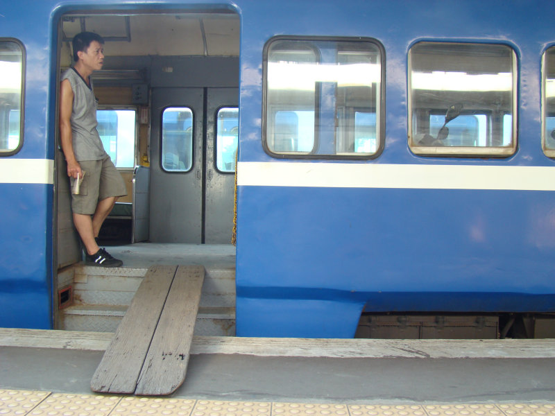 台灣鐵路旅遊攝影彰化火車站月台旅客2007年攝影照片86