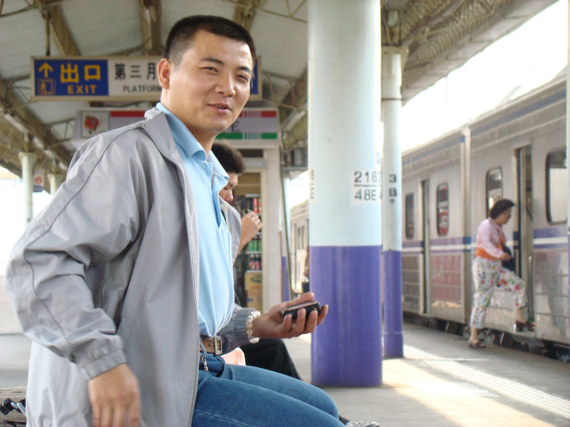 台灣鐵路旅遊攝影彰化火車站月台旅客2007年攝影照片106