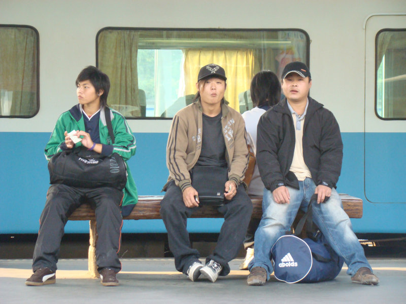 台灣鐵路旅遊攝影彰化火車站月台旅客2007年攝影照片113