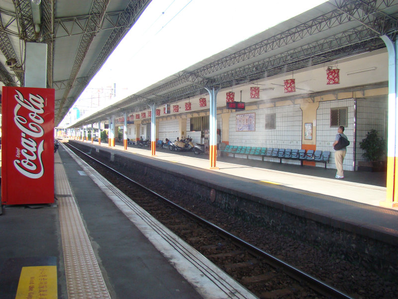 台灣鐵路旅遊攝影彰化火車站月台旅客2009年攝影照片5
