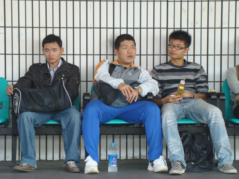 台灣鐵路旅遊攝影彰化火車站月台旅客2009年攝影照片6
