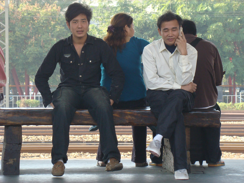 台灣鐵路旅遊攝影彰化火車站月台旅客2009年攝影照片11