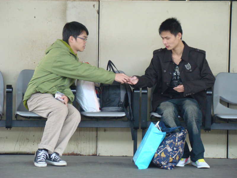 台灣鐵路旅遊攝影彰化火車站月台旅客2009年攝影照片42