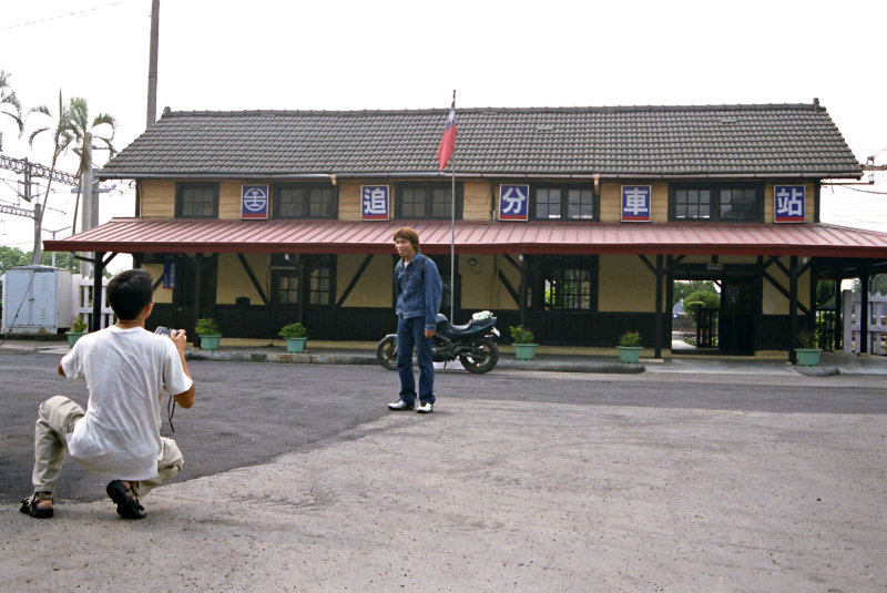 台灣鐵路旅遊攝影追分火車站前站廣場攝影照片1