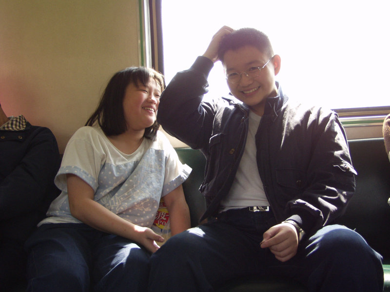 台灣鐵路旅遊攝影電車-區間車交談的旅客2002攝影照片1