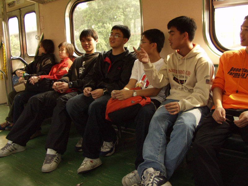 台灣鐵路旅遊攝影電車-區間車交談的旅客2002攝影照片12