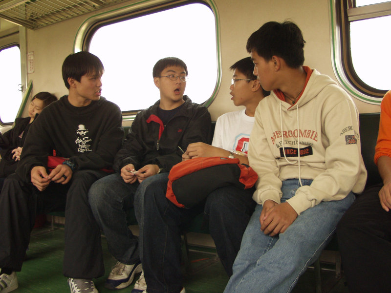 台灣鐵路旅遊攝影電車-區間車交談的旅客2002攝影照片16