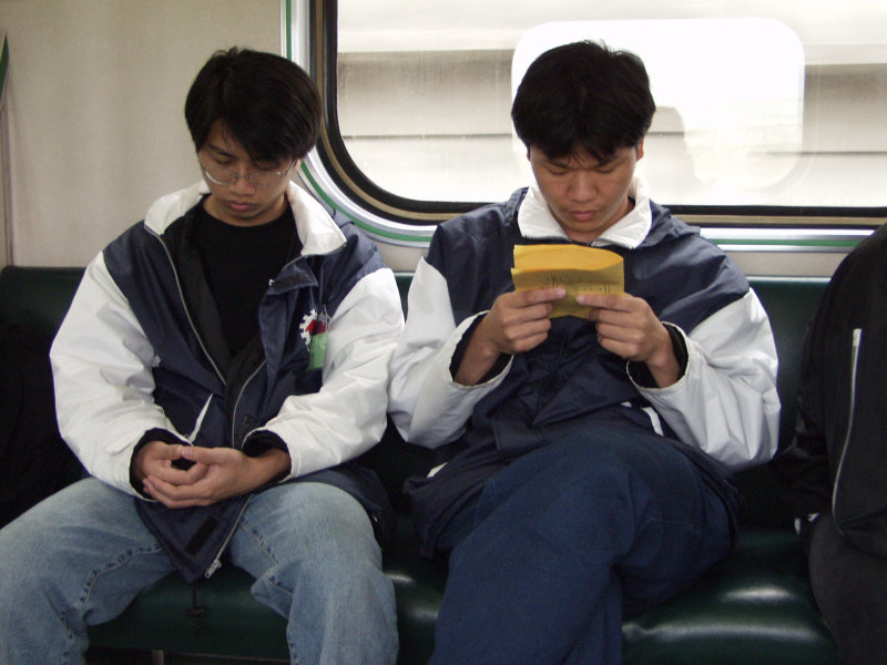 台灣鐵路旅遊攝影電車-區間車交談的旅客2002攝影照片23