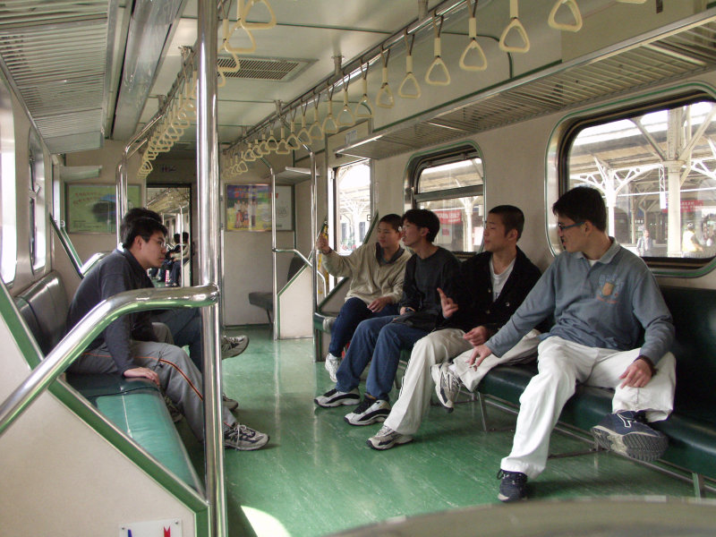 台灣鐵路旅遊攝影電車-區間車交談的旅客2002攝影照片25