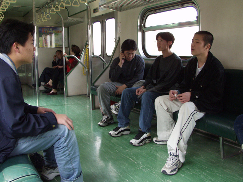 台灣鐵路旅遊攝影電車-區間車交談的旅客2002攝影照片27