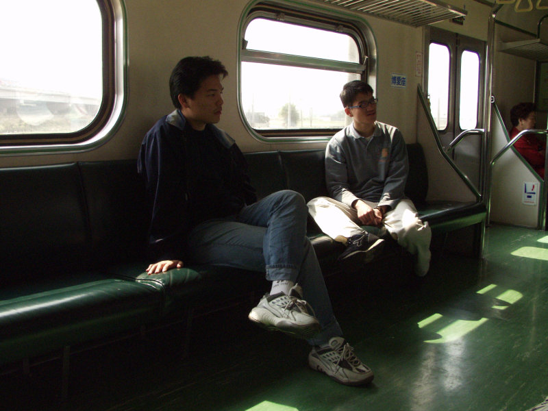 台灣鐵路旅遊攝影電車-區間車交談的旅客2002攝影照片30