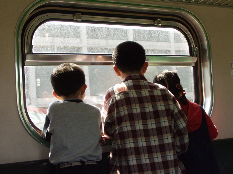 台灣鐵路旅遊攝影電車-區間車交談的旅客2002攝影照片32