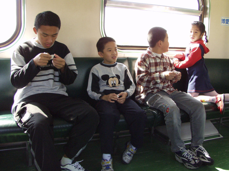 台灣鐵路旅遊攝影電車-區間車交談的旅客2002攝影照片35