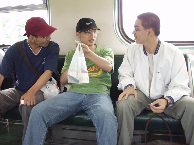 台灣鐵路旅遊攝影電車-區間車交談的旅客2002攝影照片42