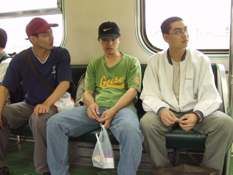 台灣鐵路旅遊攝影電車-區間車交談的旅客2002攝影照片46