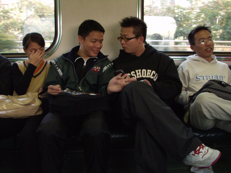 台灣鐵路旅遊攝影電車-區間車交談的旅客2002攝影照片49