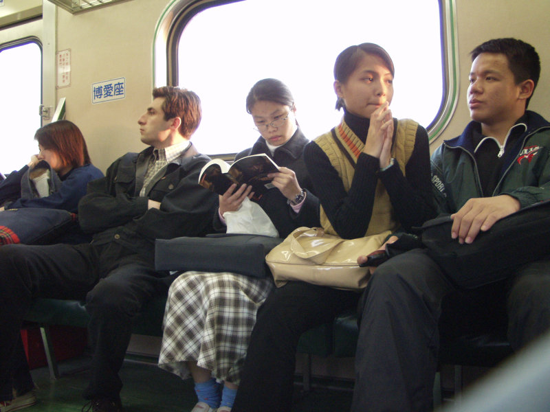 台灣鐵路旅遊攝影電車-區間車交談的旅客2002攝影照片51