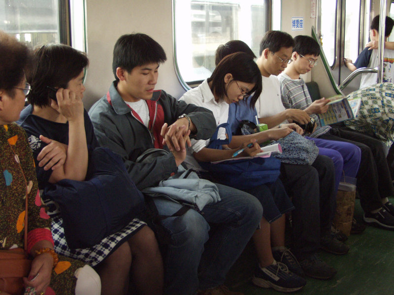 台灣鐵路旅遊攝影電車-區間車交談的旅客2002攝影照片52
