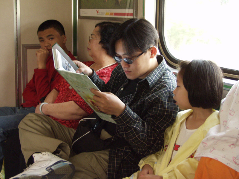 台灣鐵路旅遊攝影電車-區間車交談的旅客2002攝影照片54