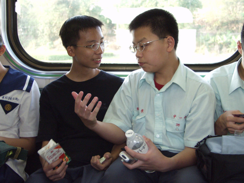 台灣鐵路旅遊攝影電車-區間車交談的旅客2002攝影照片60