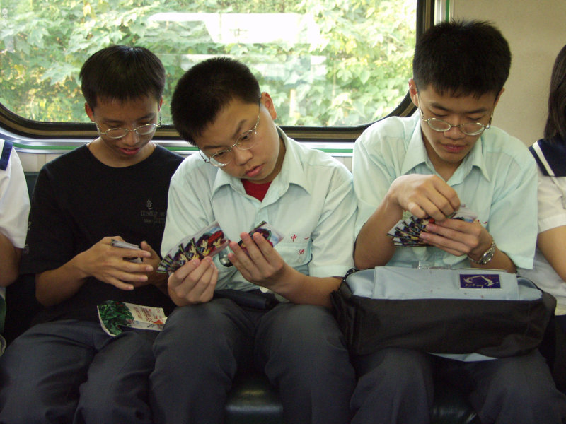 台灣鐵路旅遊攝影電車-區間車交談的旅客2002攝影照片64