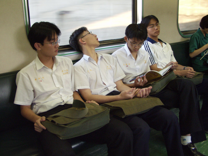 台灣鐵路旅遊攝影電車-區間車交談的旅客2002攝影照片65