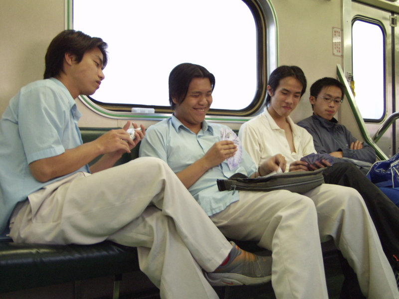 台灣鐵路旅遊攝影電車-區間車交談的旅客2002攝影照片66