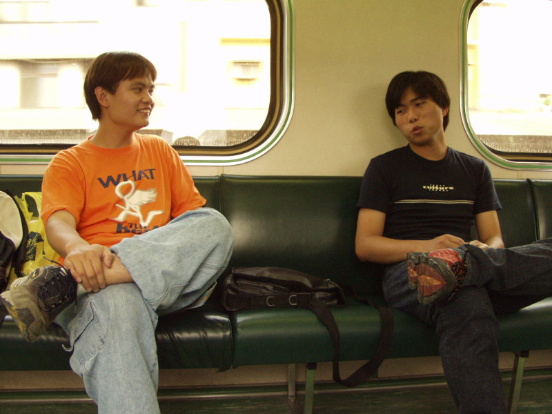台灣鐵路旅遊攝影電車-區間車交談的旅客2002攝影照片68