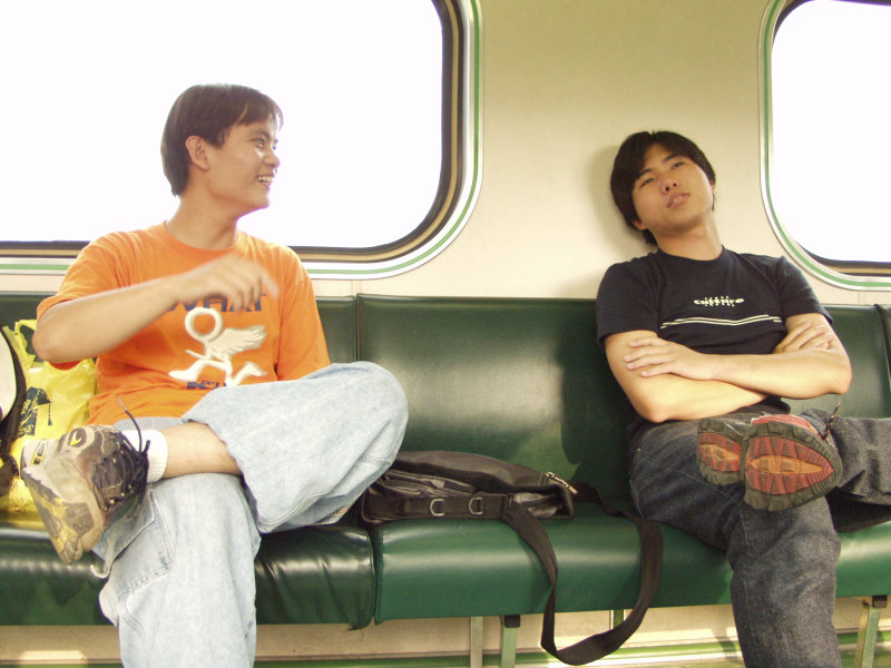 台灣鐵路旅遊攝影電車-區間車交談的旅客2002攝影照片70