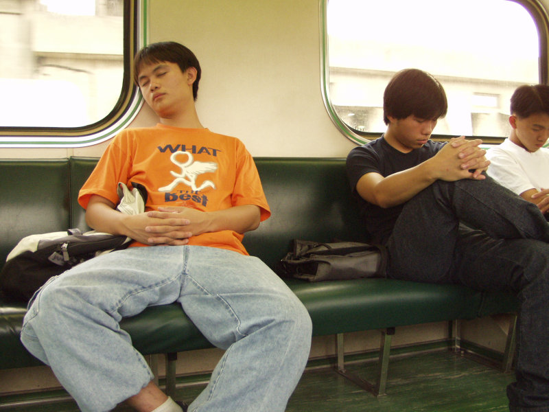 台灣鐵路旅遊攝影電車-區間車交談的旅客2002攝影照片72