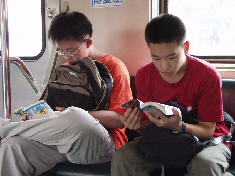 台灣鐵路旅遊攝影電車-區間車交談的旅客2002攝影照片76
