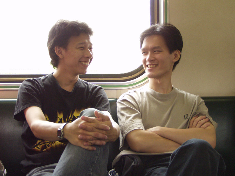 台灣鐵路旅遊攝影電車-區間車交談的旅客2002攝影照片78