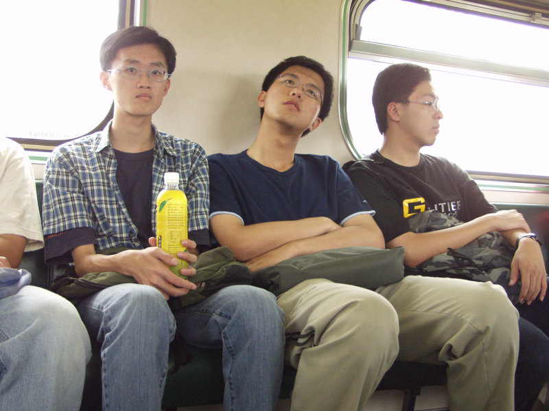 台灣鐵路旅遊攝影電車-區間車交談的旅客2002攝影照片84