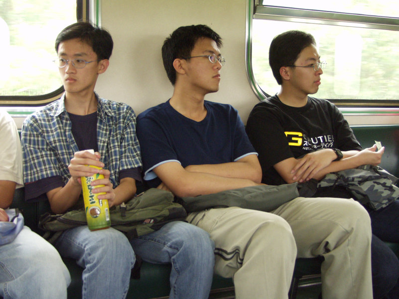 台灣鐵路旅遊攝影電車-區間車交談的旅客2002攝影照片86