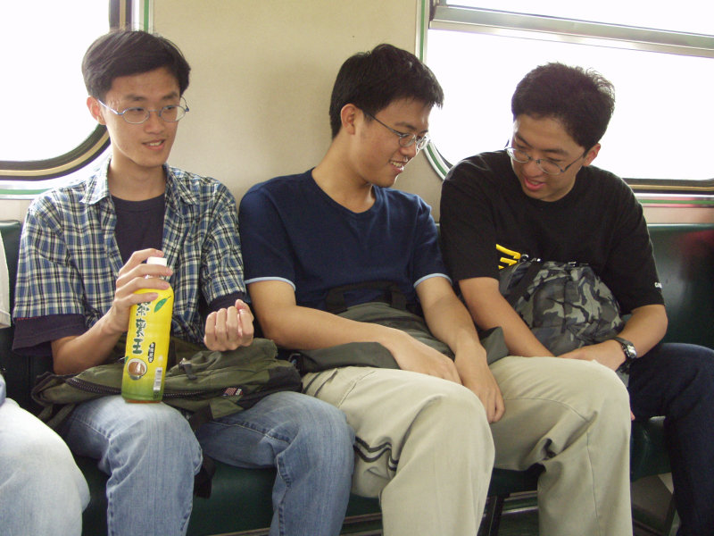 台灣鐵路旅遊攝影電車-區間車交談的旅客2002攝影照片87