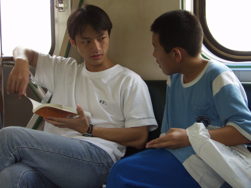 台灣鐵路旅遊攝影電車-區間車交談的旅客2002攝影照片97