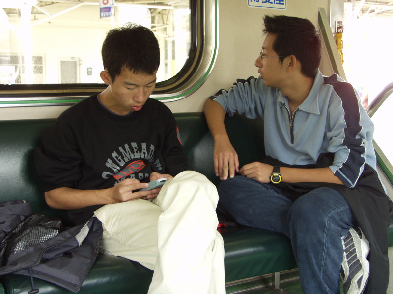 台灣鐵路旅遊攝影電車-區間車交談的旅客2002攝影照片100
