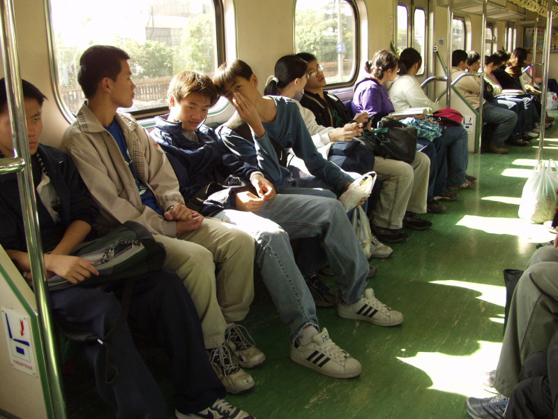 台灣鐵路旅遊攝影電車-區間車交談的旅客2002攝影照片102