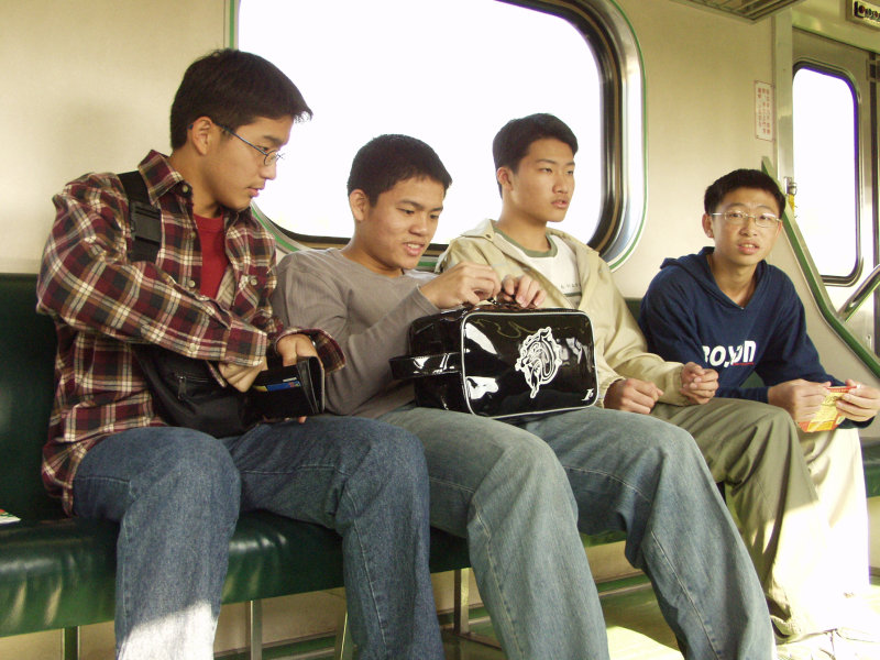 台灣鐵路旅遊攝影電車-區間車交談的旅客2002攝影照片104