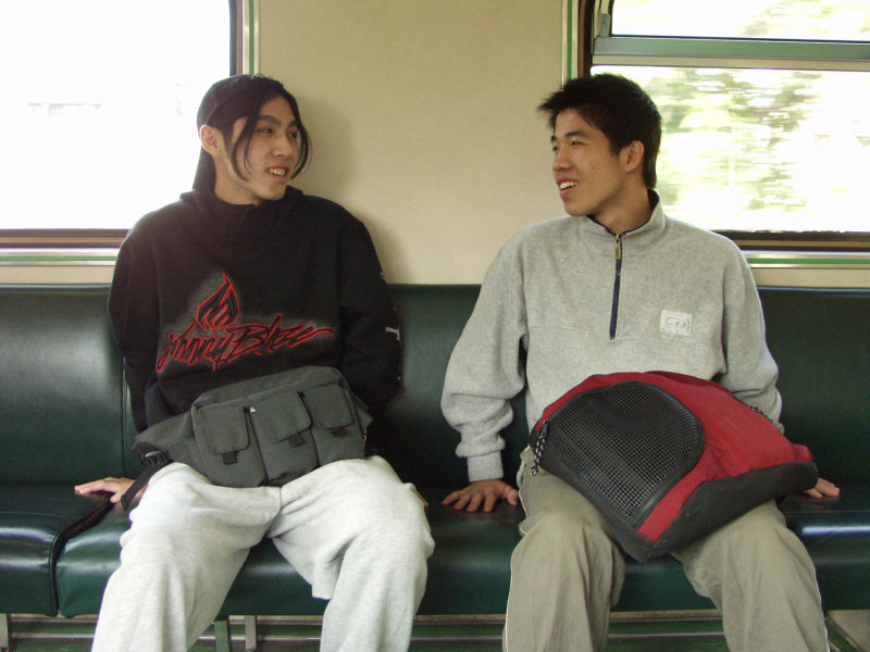 台灣鐵路旅遊攝影電車-區間車交談的旅客2002攝影照片106