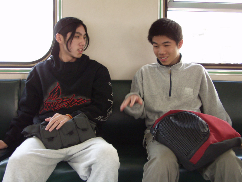 台灣鐵路旅遊攝影電車-區間車交談的旅客2002攝影照片109