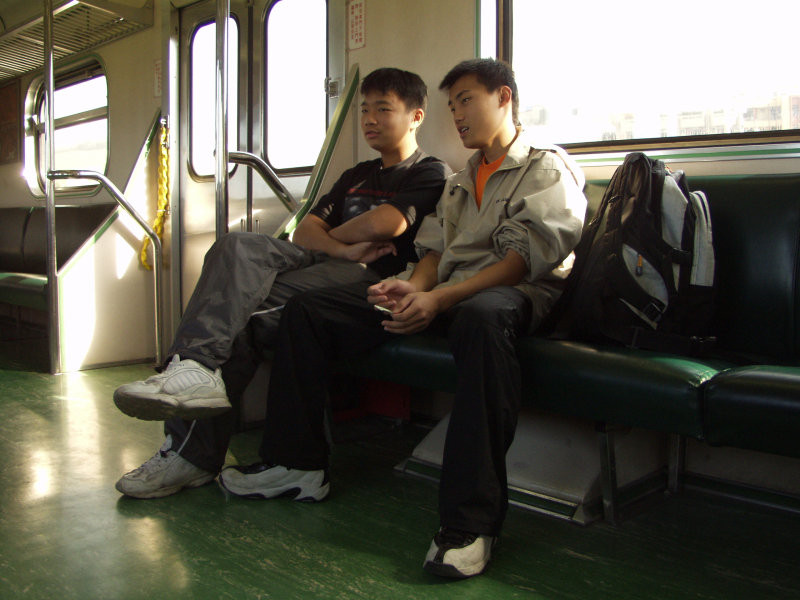 台灣鐵路旅遊攝影電車-區間車交談的旅客2002攝影照片111