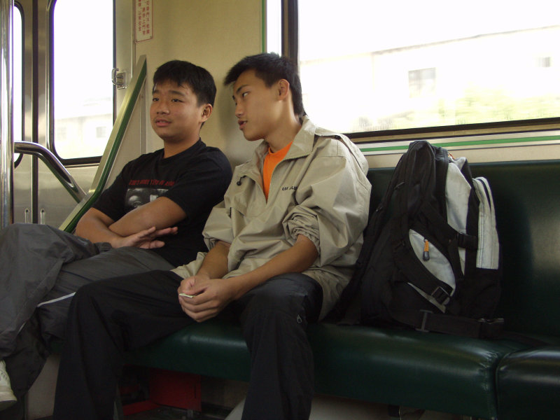 台灣鐵路旅遊攝影電車-區間車交談的旅客2002攝影照片112
