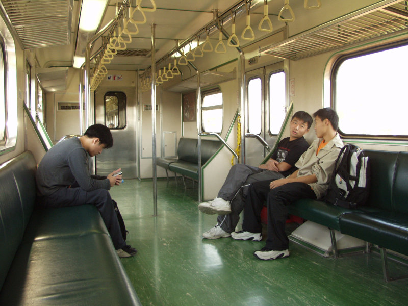 台灣鐵路旅遊攝影電車-區間車交談的旅客2002攝影照片114