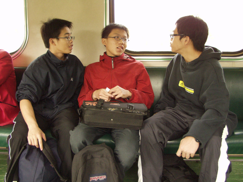 台灣鐵路旅遊攝影電車-區間車交談的旅客2002攝影照片125