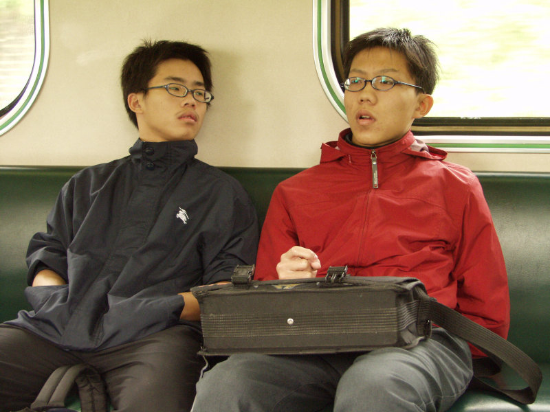 台灣鐵路旅遊攝影電車-區間車交談的旅客2002攝影照片127